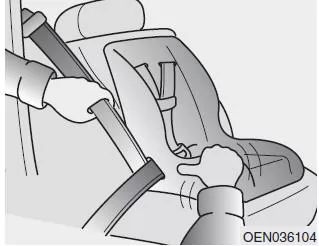 Hyundai ix35. Ein Kinderrückhaltesystem mit einem Dreipunktgurt befestigen
